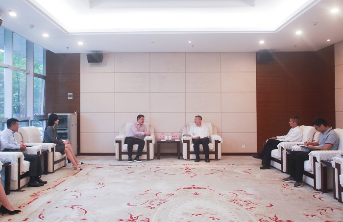 20231018嚴(yán)昊同河源市高新區(qū)黨工委書記駱世文會談2.jpg